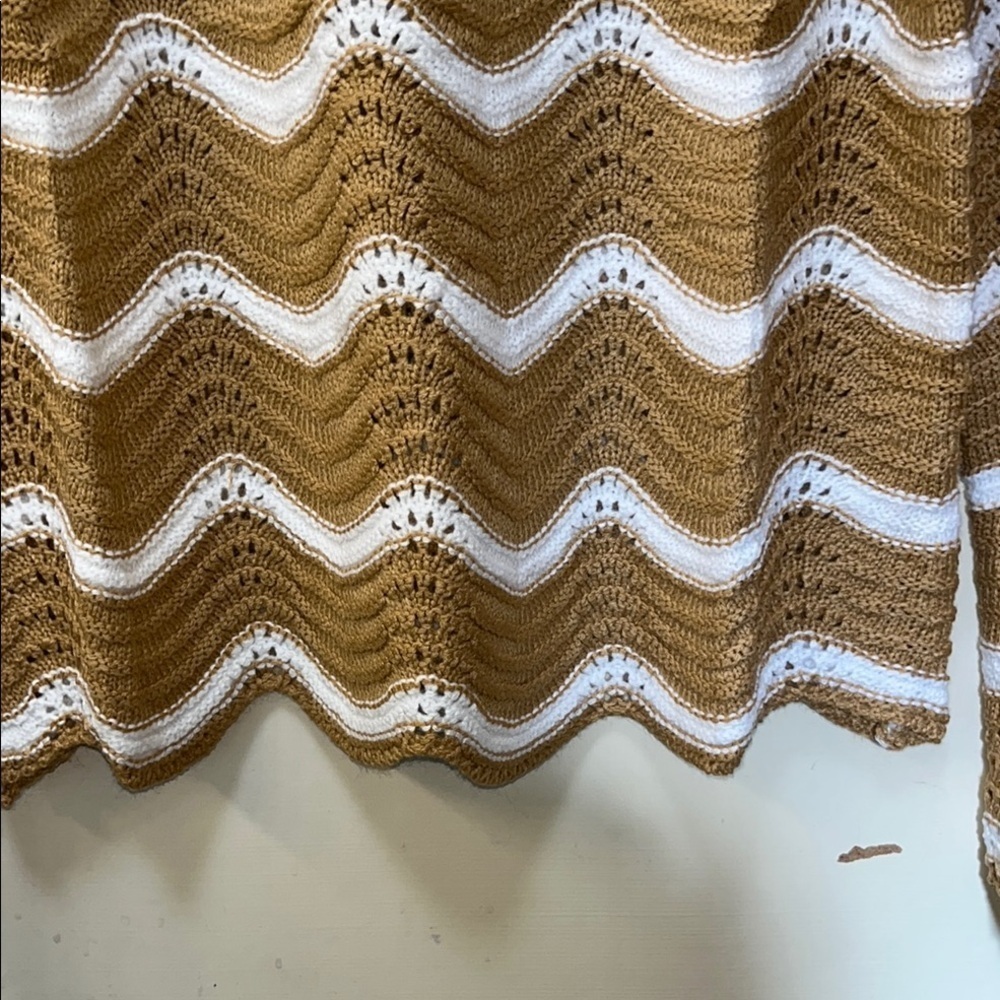 Wave pattern Tan and White Sweater​ - Picture 3 of 8
